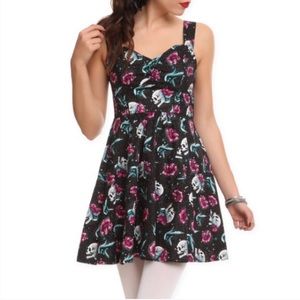 HOT TOPIC Skull Rose Dress SZ M - Perfect for Halloween!